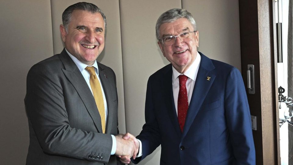 Bakan Bak IOC Başkanı Bach ile görüştü